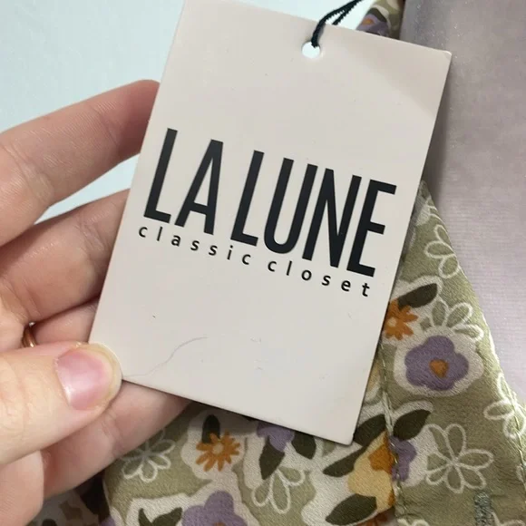 [LA LUNE] Floral Button Down Blouse - Size Medium NWT - Picture 3 of 4